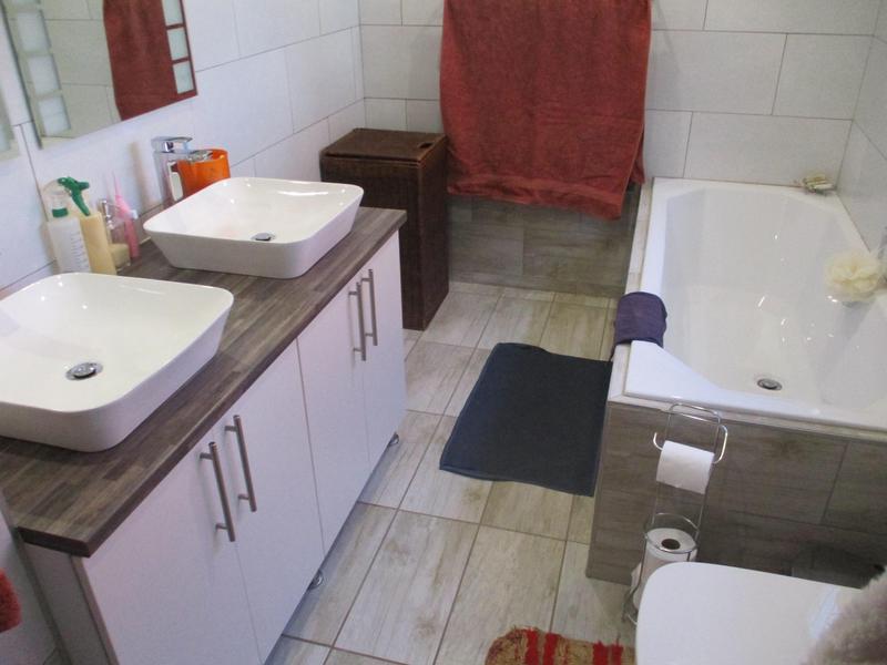 5 Bedroom Property for Sale in Heuwelsig Free State